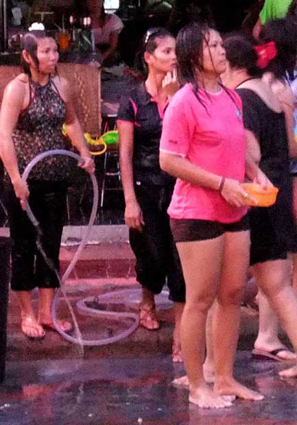 Songkran-waiting-for-victim